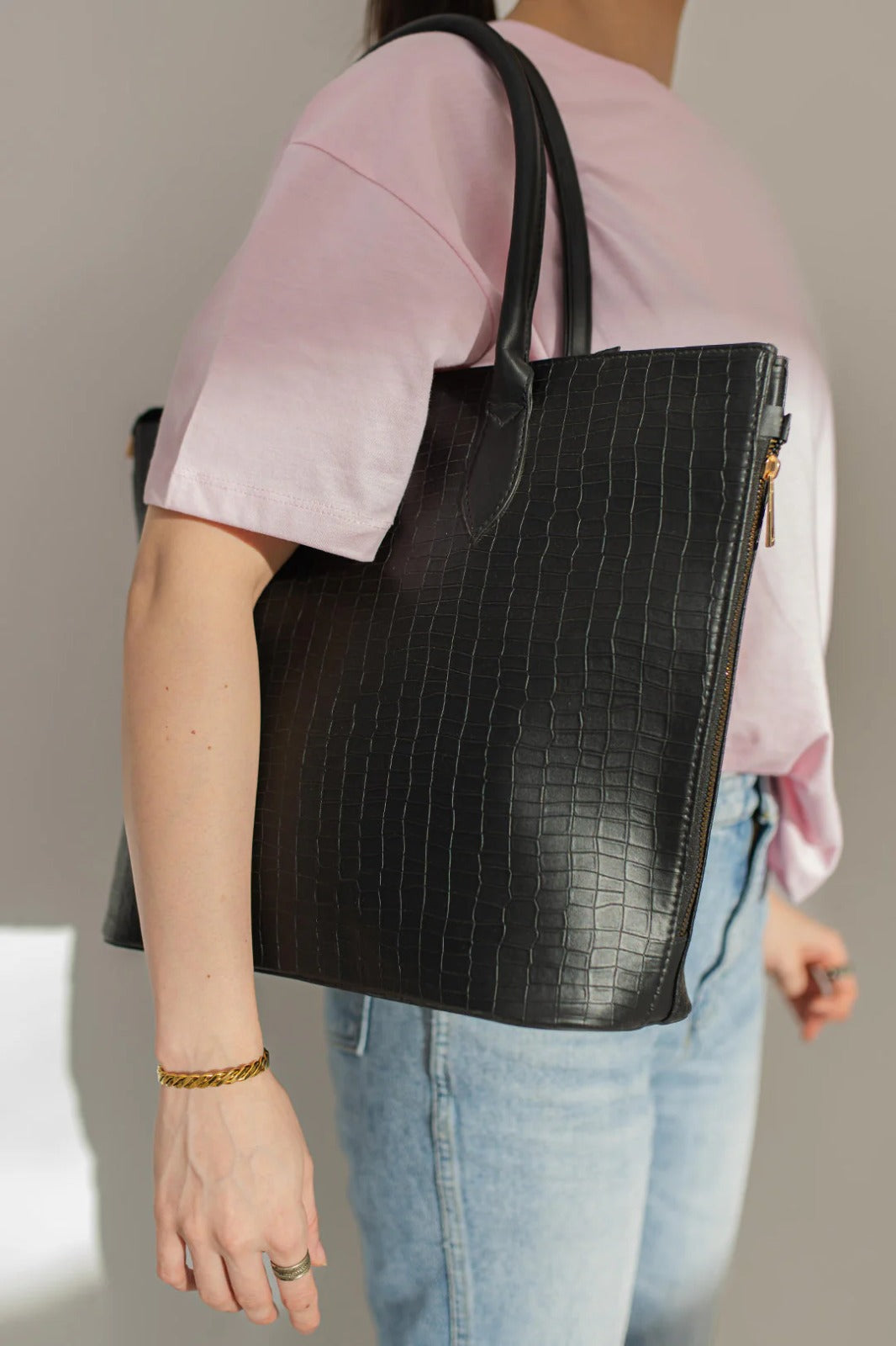 SIDE ZIP TOTE 01 – Black | Modern Everyday Tote with Side-Zip Detail